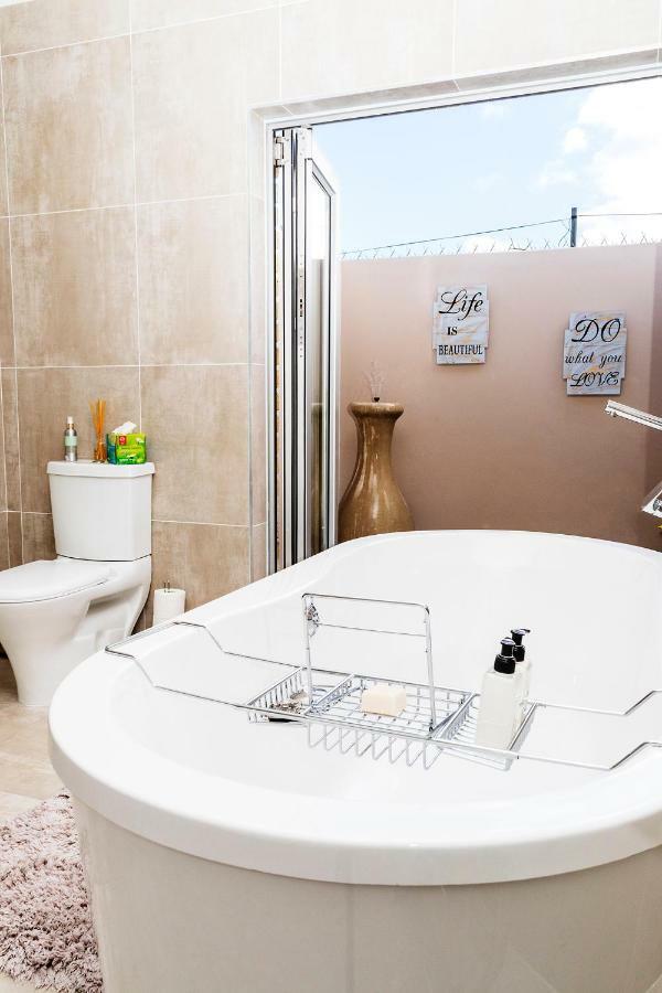 Settle Inn Self Catering Accommodation コルチェスター エクステリア 写真
